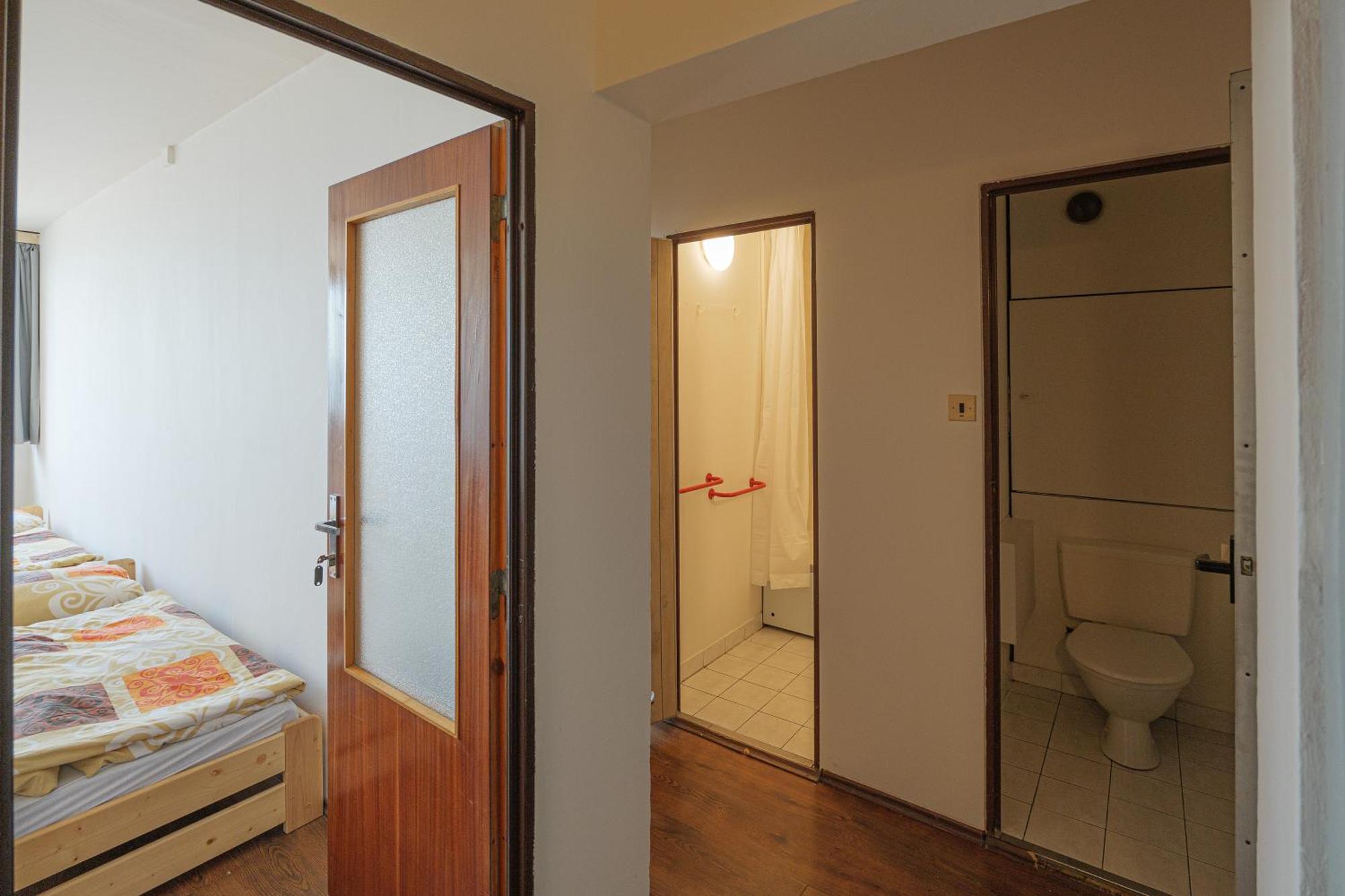 Hostel Tvm Tower Modrany Prag Exterior foto